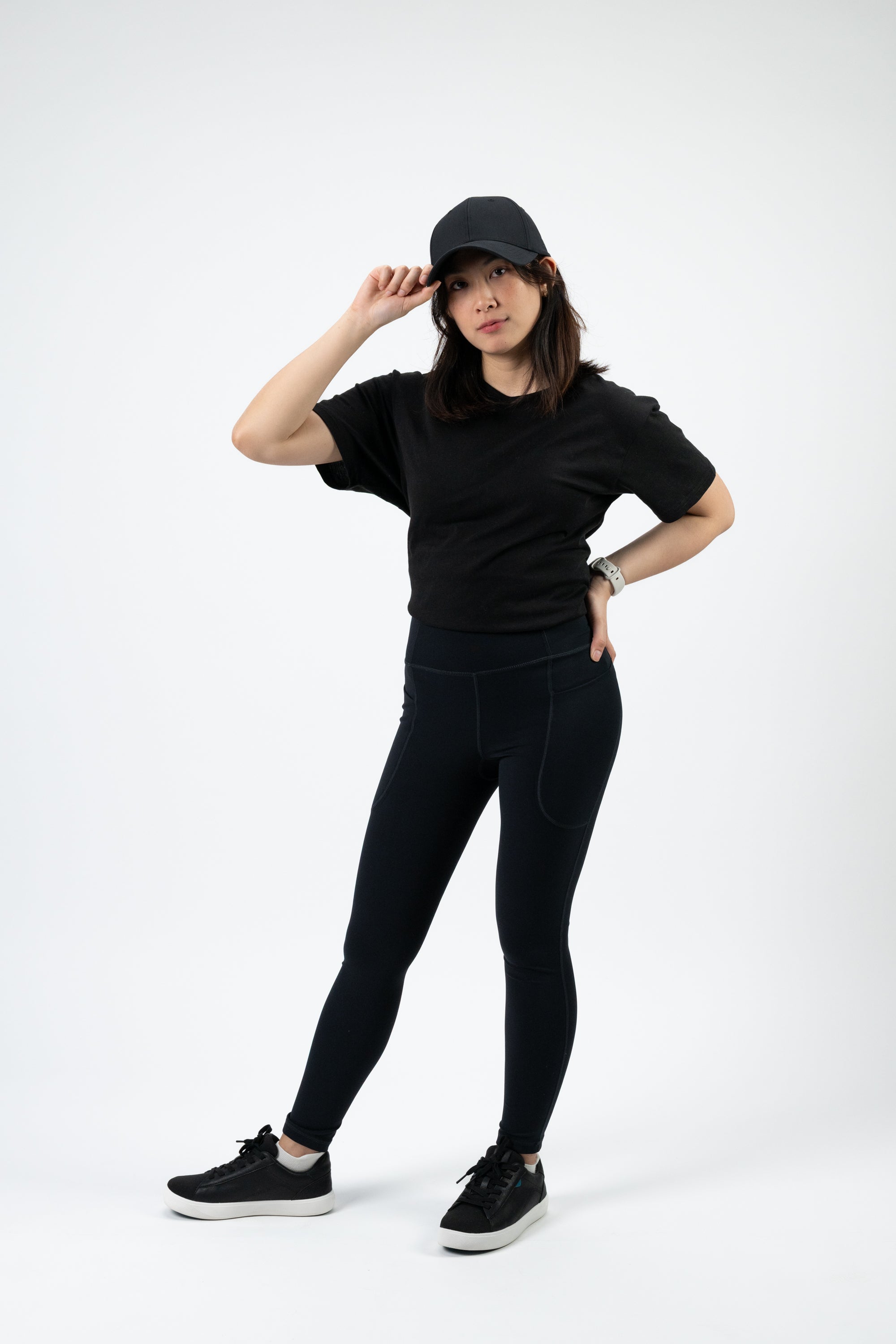 Model: Nicole A, Hat Size: Medium, Height: 5’0”/152cm #color_black @expand