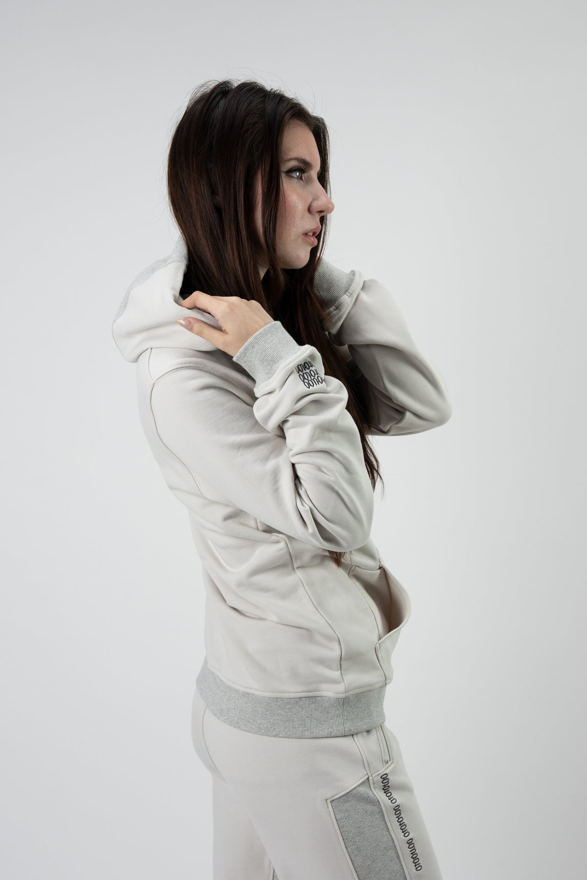 Model: Tatjana, Size: Small, Height: 5’7”/170cm #color_sand