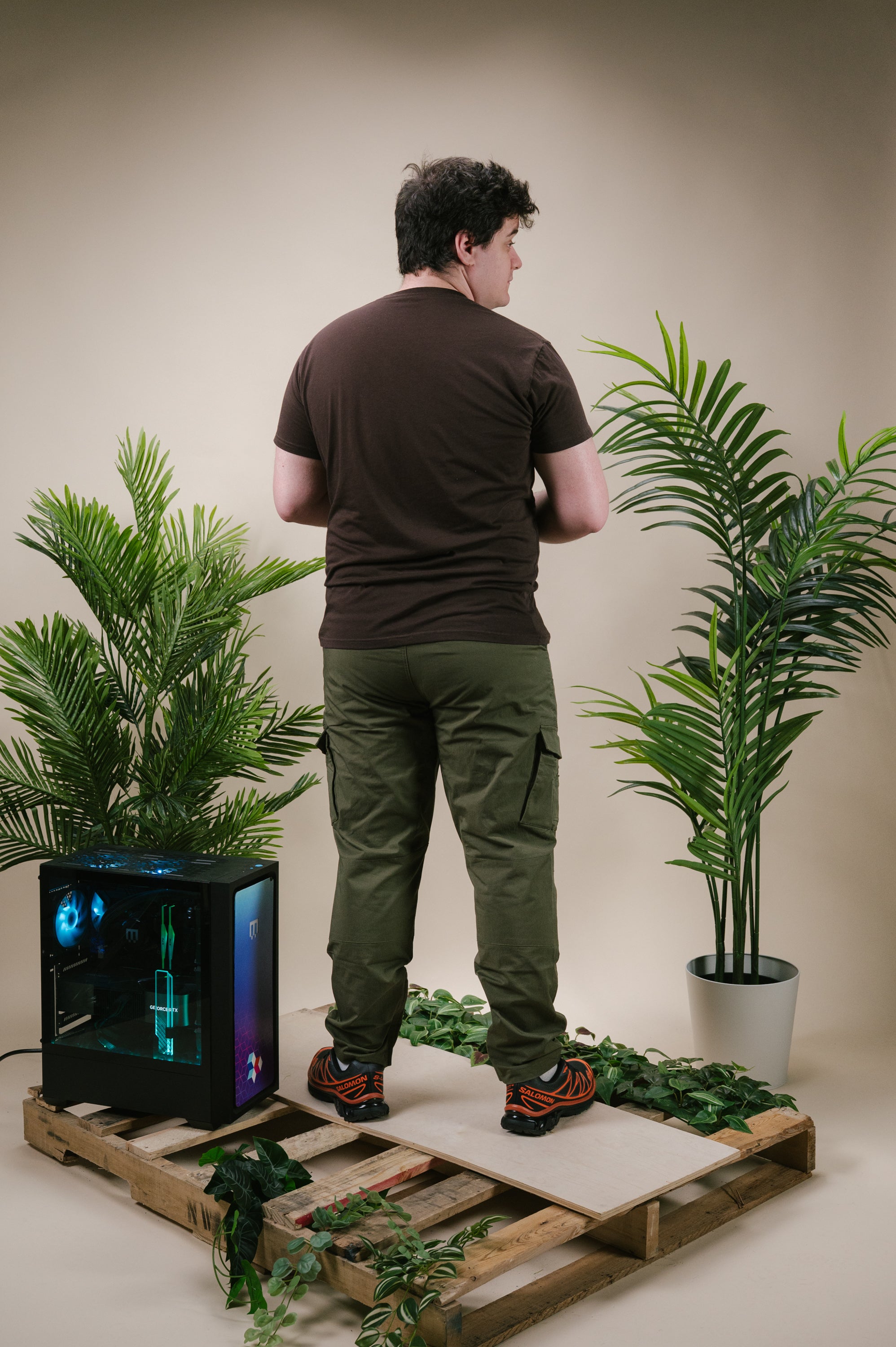 Model: Elijah, Size: Regular 38", Height: 5’9”/175cm