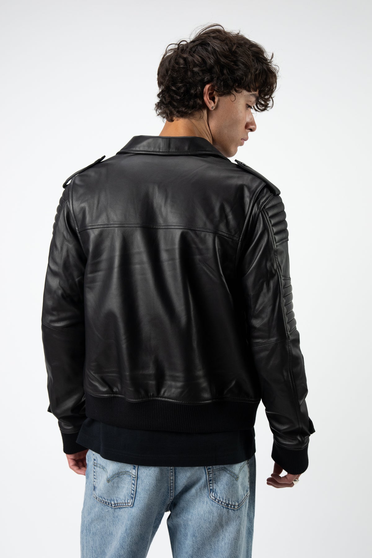 Model: Mateo, Size: Medium, Height: 6'1½"
