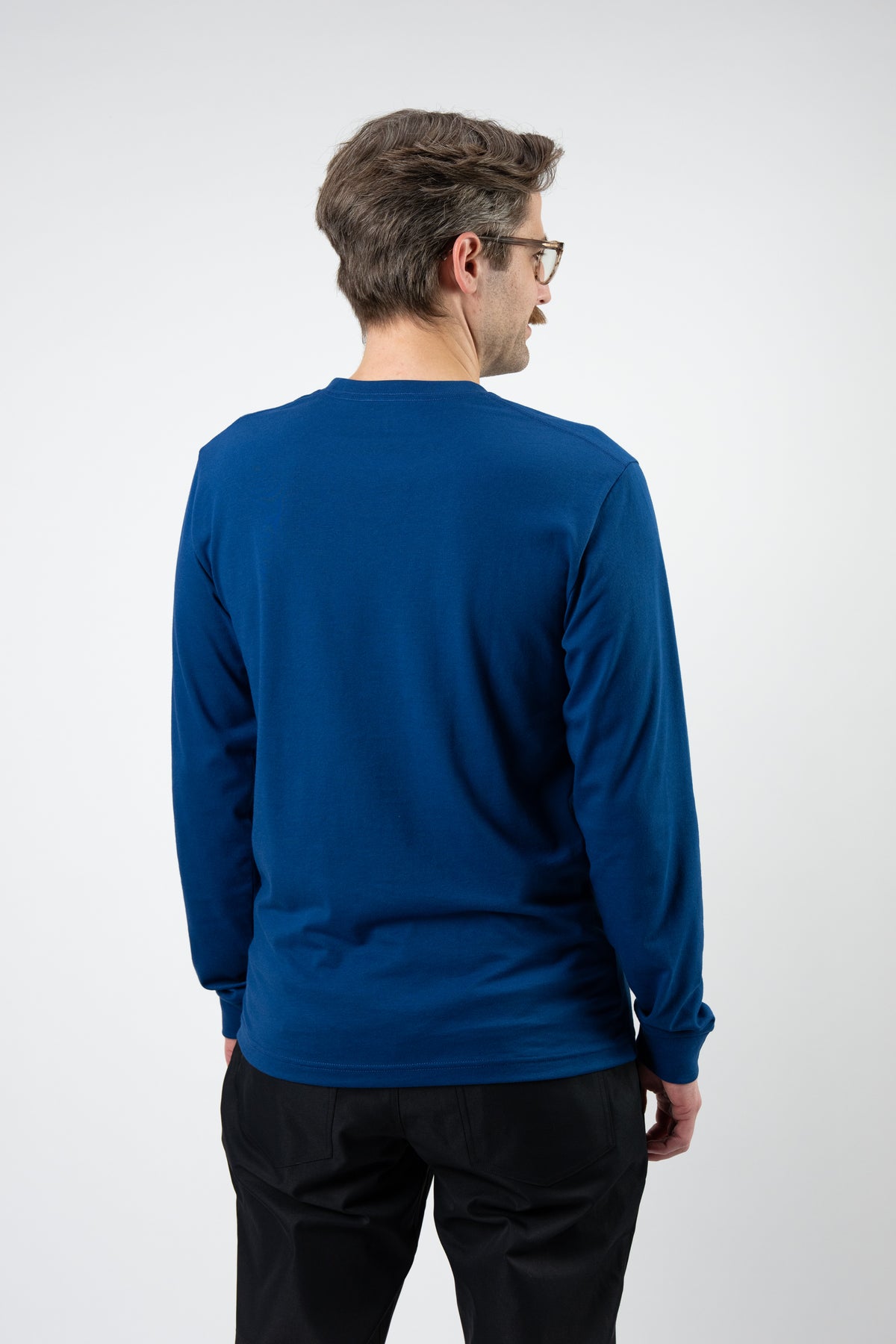 Model: Riley, Size: Medium, Height: 6’1”/185cm #color_navy peony