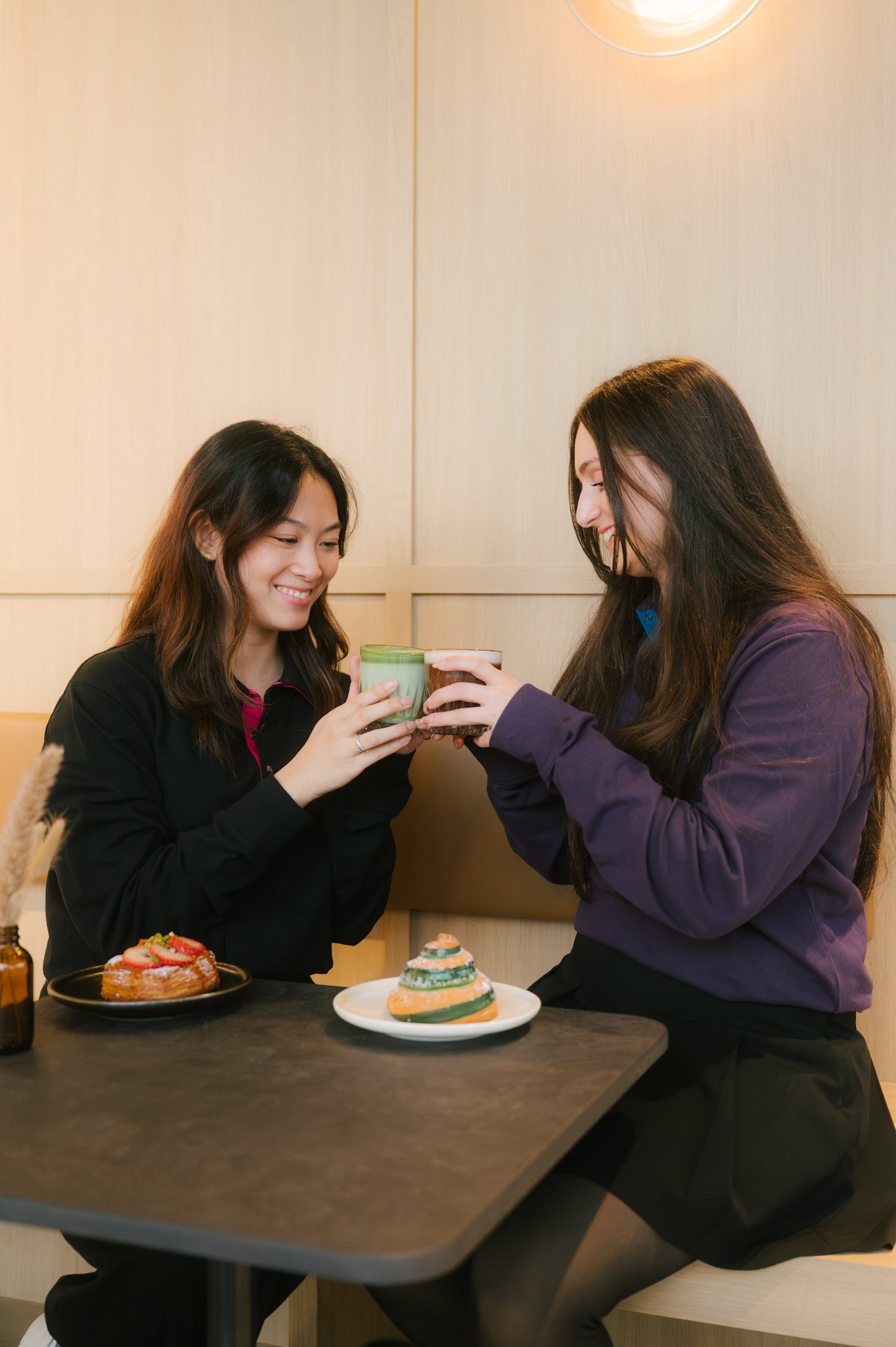 Model: Nicole A, Size: Small, Height: 5’0”/152cm, Model: Ariana, Size: Small, Height: 5’3”/160cm