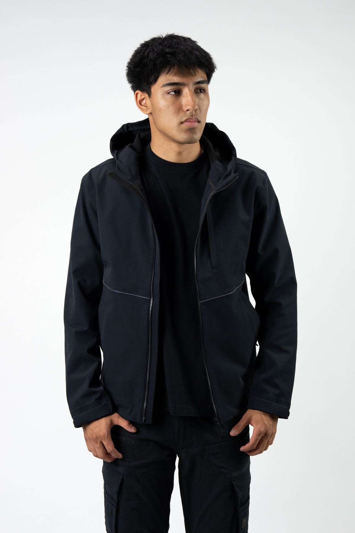 Model: Vikram, Size: Medium, Height: 6'2¾"/190cm
