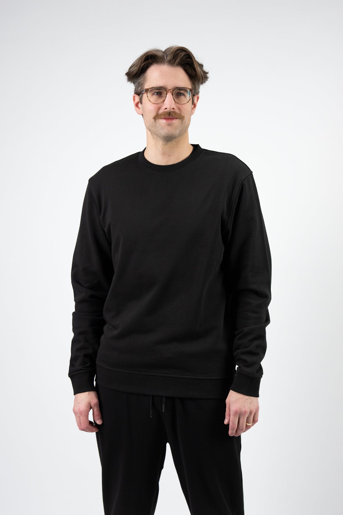 Model: Riley, Size: Medium, Height: 6’1”/185cm #color_black