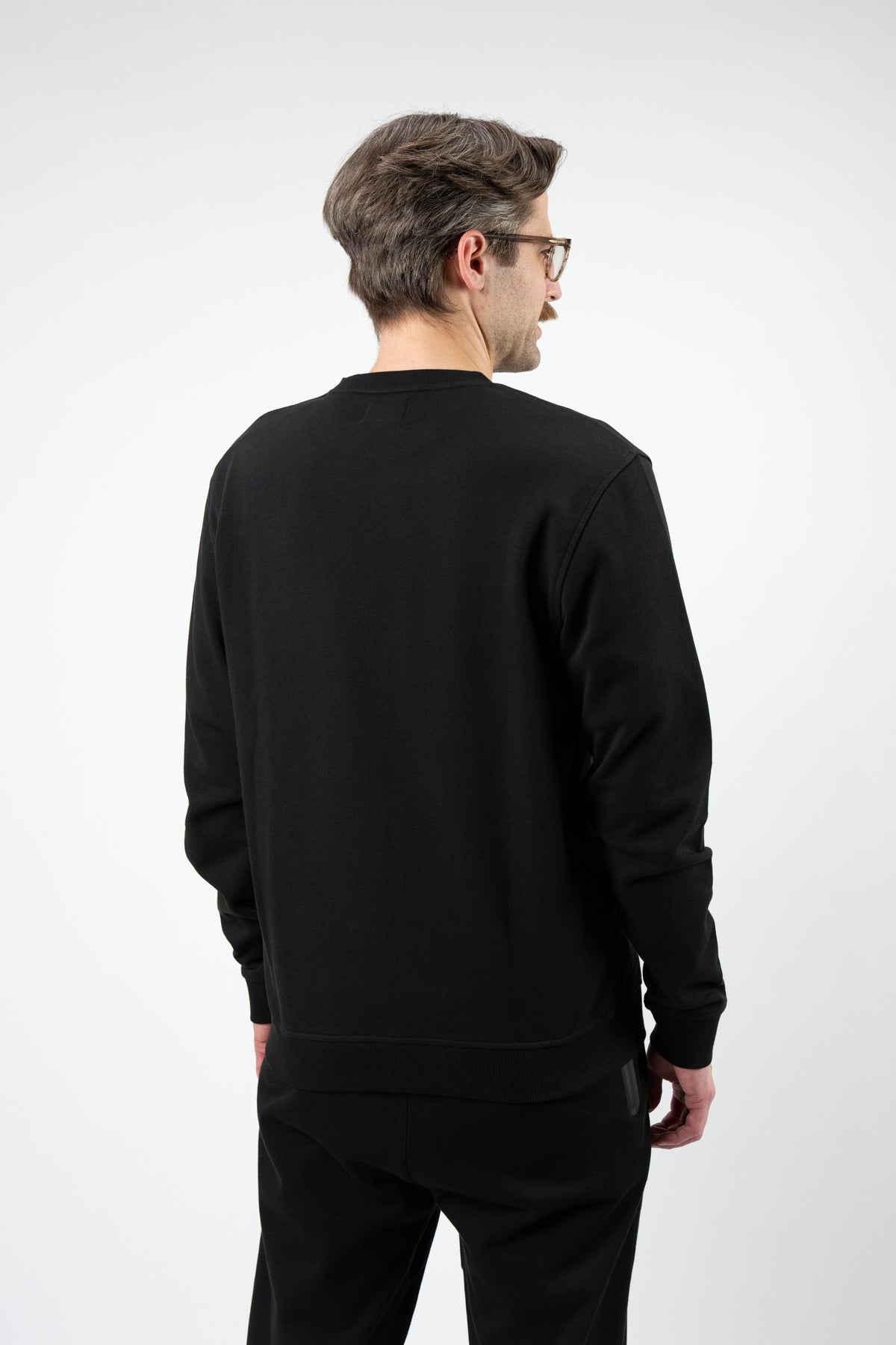 Model: Riley, Size: Medium, Height: 6’1”/185cm #color_black